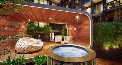 Top floor apartment near NGV, Shrine and Gardens