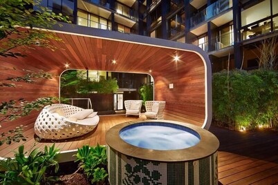 Top floor apartment near NGV, Shrine and Gardens