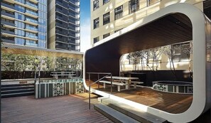 Outdoor dining - Top floor apartment near NGV, Shrine and Gardens (Southbank)