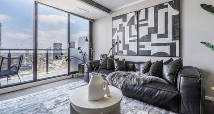 Moody intimate lair with cityscapes and bay views