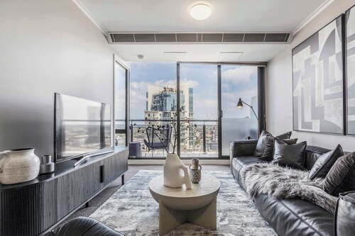 Moody intimate lair with cityscapes and bay views