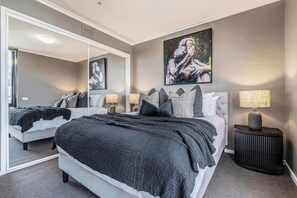 1 slaapkamer, een strijkplank/strijkijzer, wifi, beddengoed