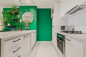 Frigorífico, microondas, horno y placa de cocina
