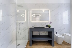 Bruser, hårtørrer, bidet, håndklæder