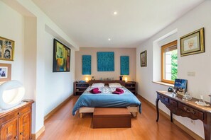 3 bedrooms, desk, iron/ironing board, Internet
