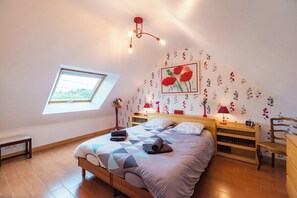 3 bedrooms, desk, iron/ironing board, Internet