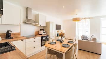 Geladeira, micro-ondas, fogão, lava-louças