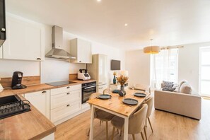 ثلاجة، ميكروويف، فرن، غسالة أطباق