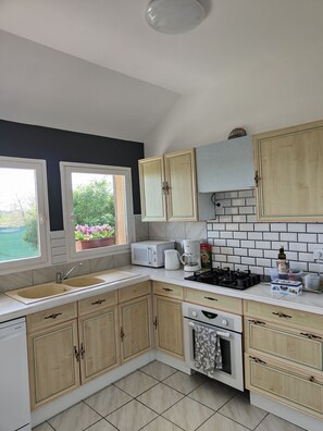 Een koelkast, een microgolfoven, een oven, een vaatwasser