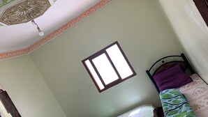 A room with a bed, a window, and a decorative ceiling. - AMSOUZARTE TOURISTS' FUTURE PLACE (Taroudant)