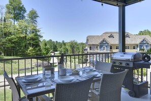 Outdoor dining - SKI In Out Mont-Blanc in the heart of the Laurentians (Mont-Blanc)