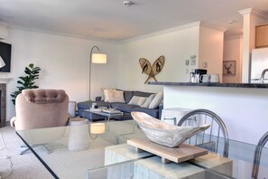 TV, fireplace - SKI In Out Mont-Blanc in the heart of the Laurentians (Mont-Blanc)