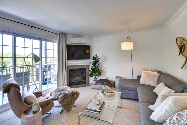 Televisión y chimenea 