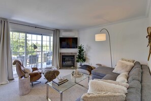 TV, fireplace