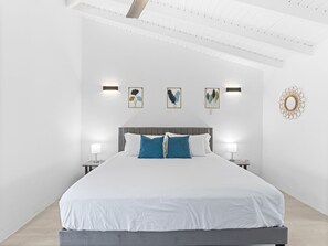 2 habitaciones, escritorio y tabla de planchar con plancha