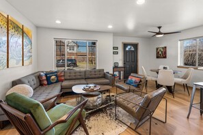 Smart TV, fireplace - Bozeman Cozy Condo - Comfortable condo in convenient Bozeman, 30 night rental (Bozeman)