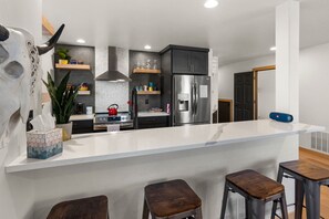 雪櫃、微波爐、焗爐、爐具