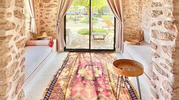 Double Room, Patio, Garden View | Peralatan tempat tidur premium, gebar bulu kapas