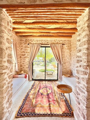 Habitación doble, patio, vistas al jardín | Ropa de cama de alta calidad, edredones de plumas, decoración individual