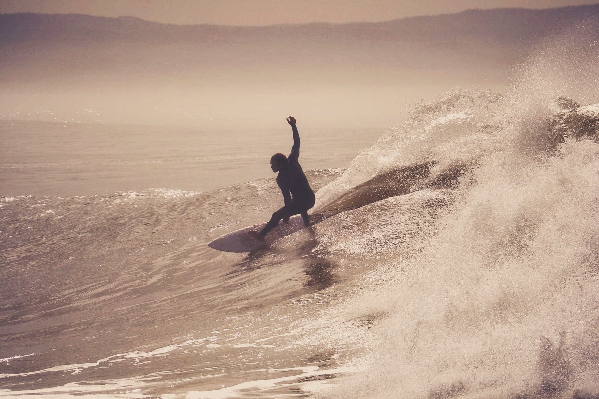 Surffaaja ratsastaa aallolla.