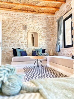 Double or Twin Room, Patio, Garden View | Living area