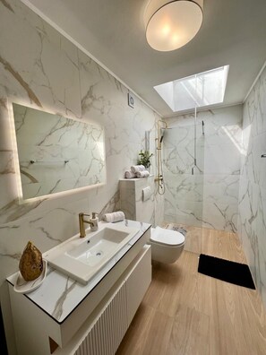 Shower, hair dryer, bidet, towels - Comfortable,carefully arranged accommodation for unforgettable memories. (Umag)