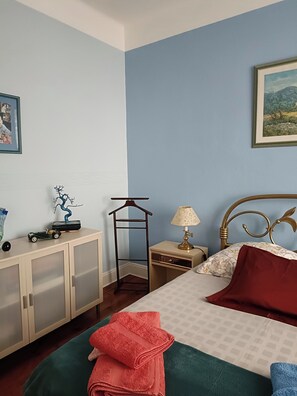 2 chambres, fer et planche à repasser, Wi-Fi, draps fournis