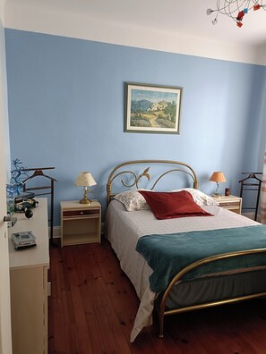 2 slaapkamers, een strijkplank/strijkijzer, wifi, beddengoed