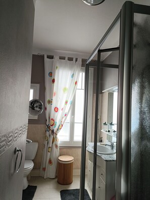 Een douche, een haardroger, handdoeken, zeep
