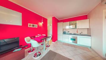 Fridge, oven, stovetop, electric kettle