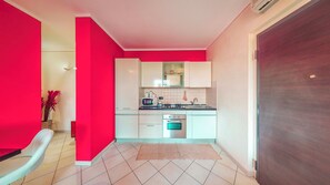 Een koelkast, een oven, een kookplaat, een waterkoker