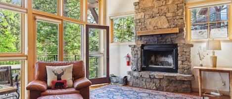 Smart TV y chimenea
