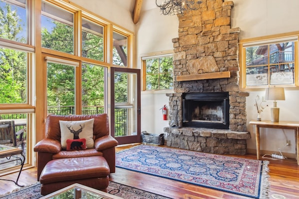 Smart TV, fireplace