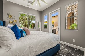 6 Schlafzimmer, Schreibtisch, Bügeleisen/Bügelbrett, Reisekinderbett