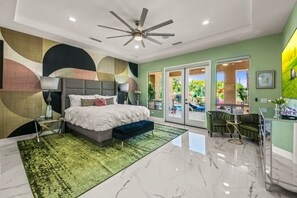 6 slaapkamers, een bureau, een strijkplank/strijkijzer, reisbedje