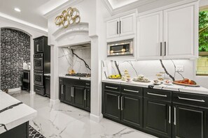 Een koelkast, een magnetron, een oven, een kookplaat