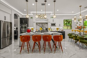Réfrigérateur, four à micro-ondes, un four, surface de cuisson