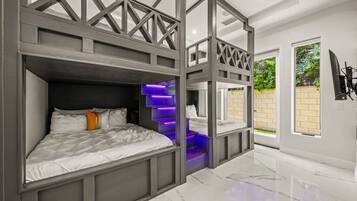 6 chambres, bureau, fer et planche Ă repasser, lit parapluie