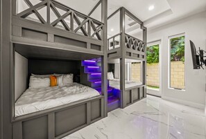 6 bedrooms, desk, iron/ironing board, travel crib