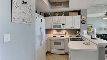 Geladeira, micro-ondas, fogão, cooktop