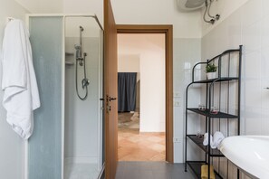 Ferienhaus, 4 Schlafzimmer | Badezimmer | Badewanne und Dusche (separat), Haartrockner, Bidet, Handtücher