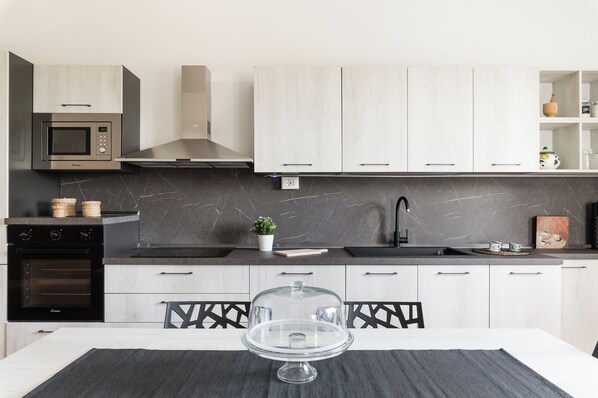 House, 4 Bedrooms | Private kitchen