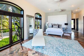 3 habitaciones, escritorio y tabla de planchar con plancha