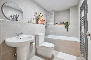 Douche, séchoir à cheveux, serviettes fournies, shampooing