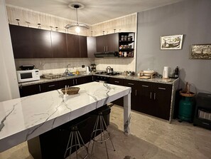 Réfrigérateur, micro-ondes, four, plaque de cuisson