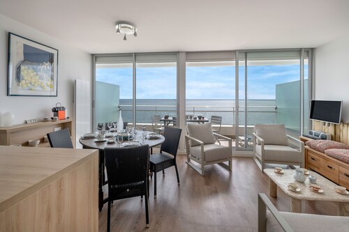 Flat for 6 with sea view 40m from the beach