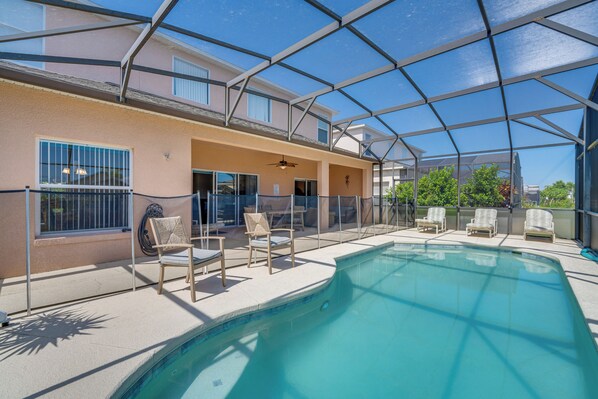 Una piscina al aire libre