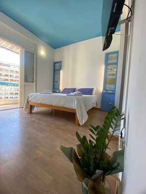 1 bedroom, iron/ironing board, free WiFi, bed sheets - Maison Bleue terrace overlooking the sea and the old town (Cagliari)