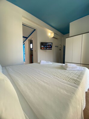 1 bedroom, iron/ironing board, free WiFi, bed sheets - Maison Bleue terrace overlooking the sea and the old town (Cagliari)