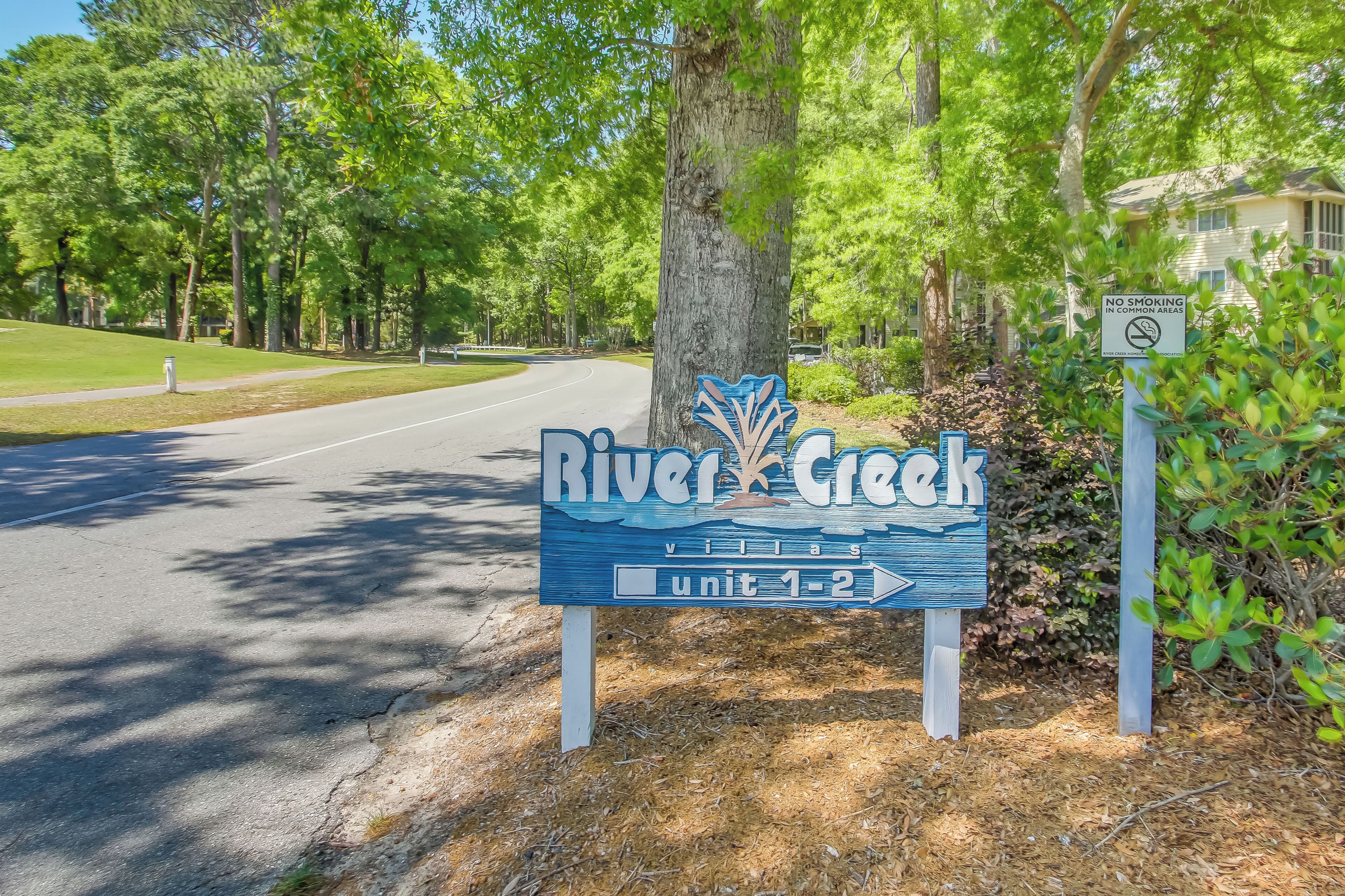 Un panneau indiquant les logements 1 et 2 du complexe River Creek Villas.